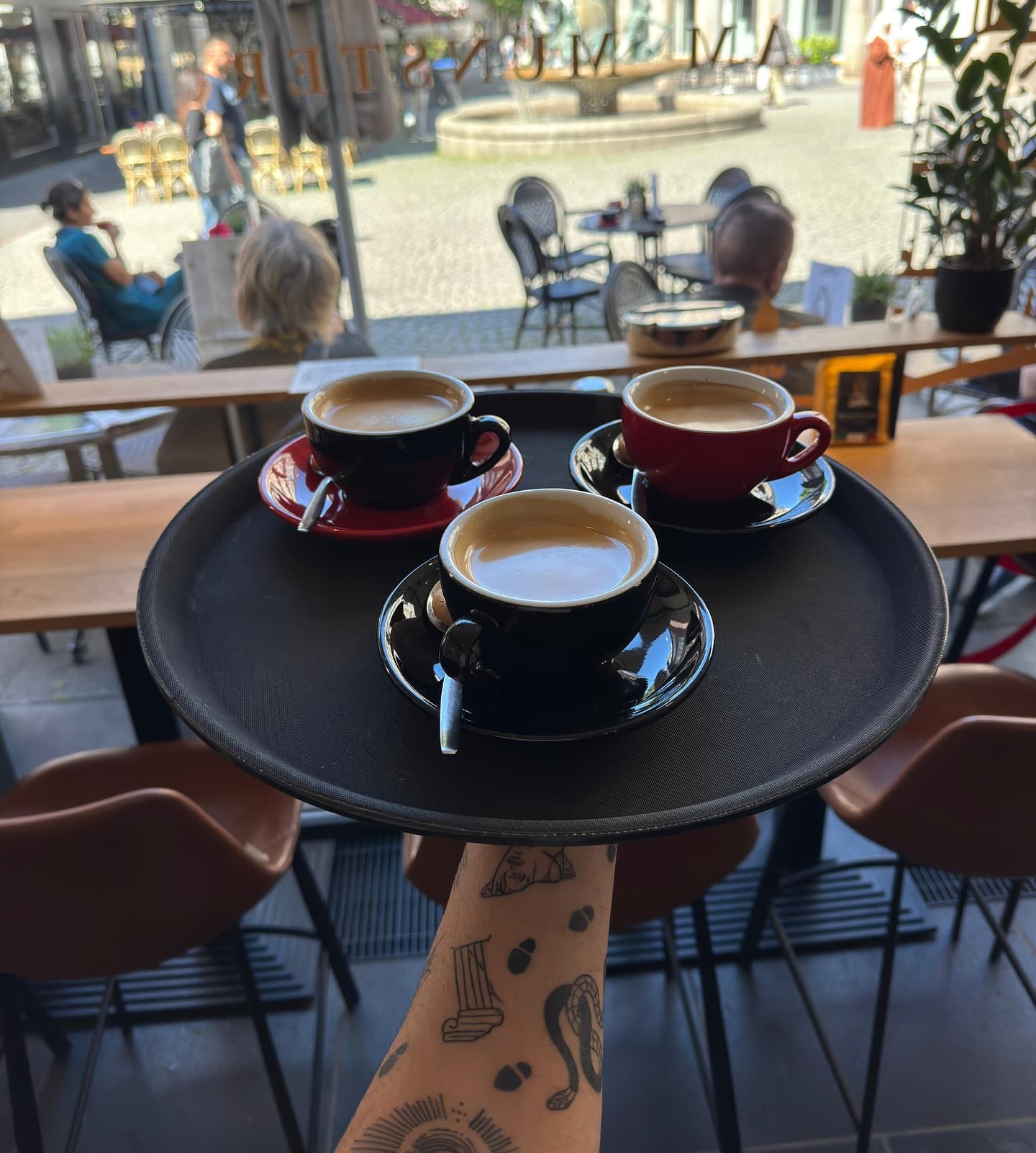 Drei Cappuccinos auf einem Tablett bei LaRoc